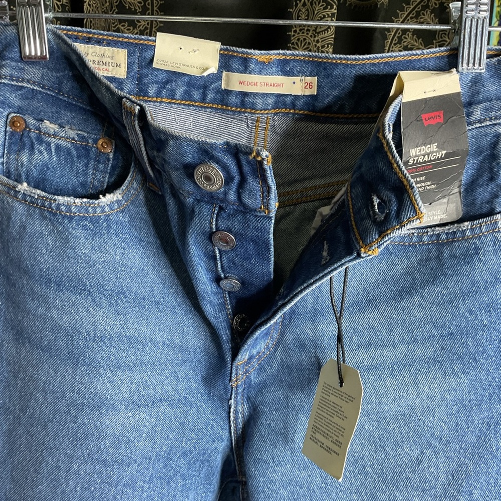 Levi’s Premium Wedgie Straight High Rise Jeans - Picture 3 of 7